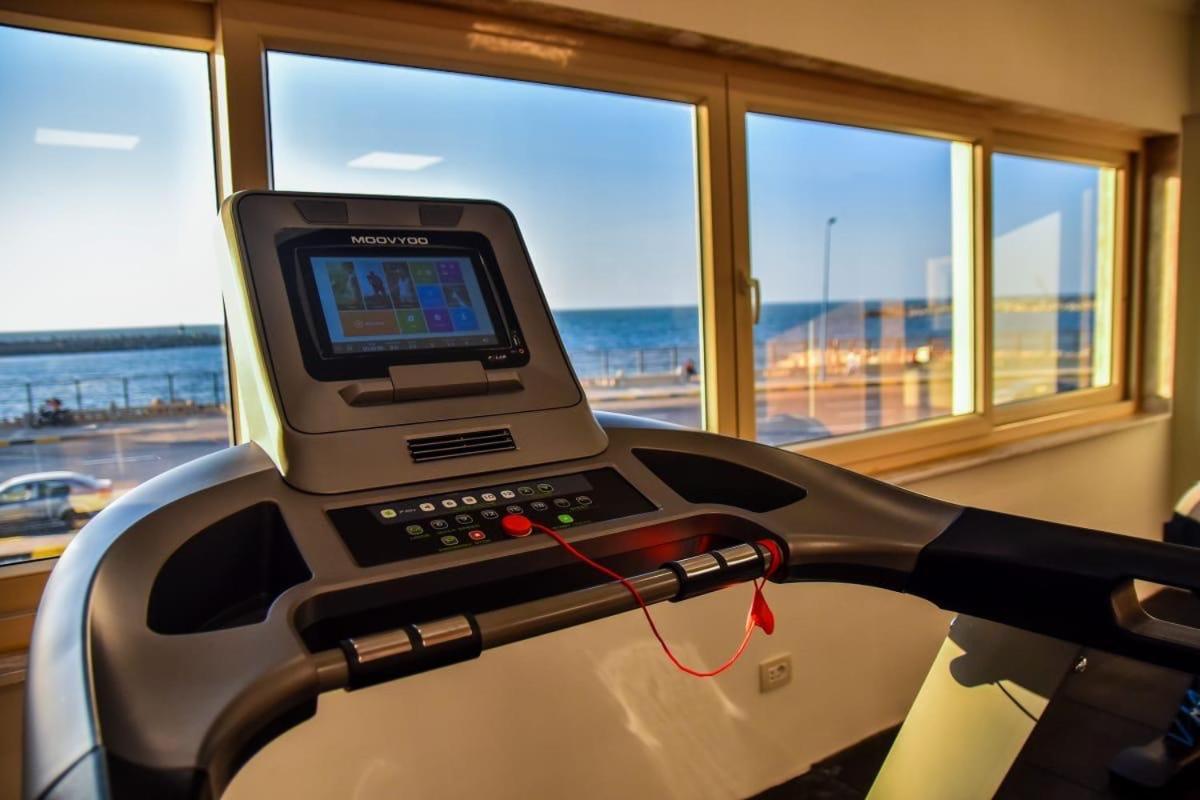 Fleet Club Mahrousa Aleksandria Zewnętrze zdjęcie A treadmill with a touchscreen display