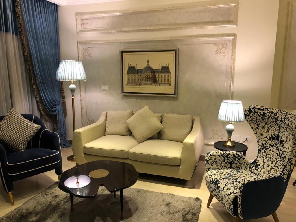 Fleet Club Mahrousa Aleksandria Zewnętrze zdjęcie A living room in a suite at the hotel