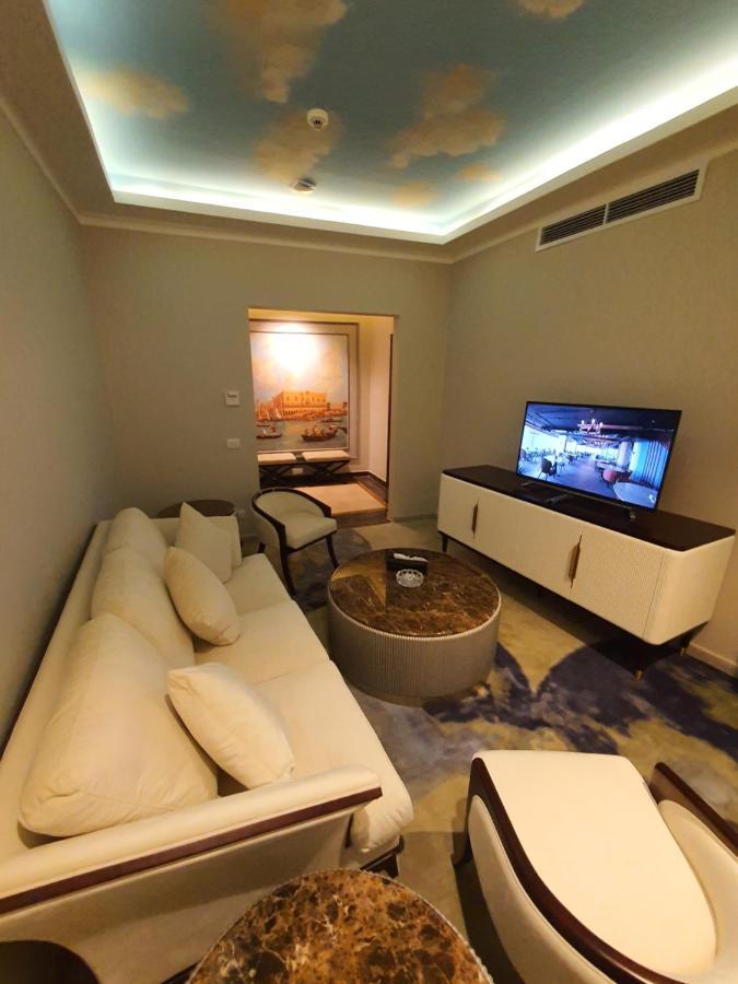 Fleet Club Mahrousa Aleksandria Zewnętrze zdjęcie A living room in a suite at the hotel
