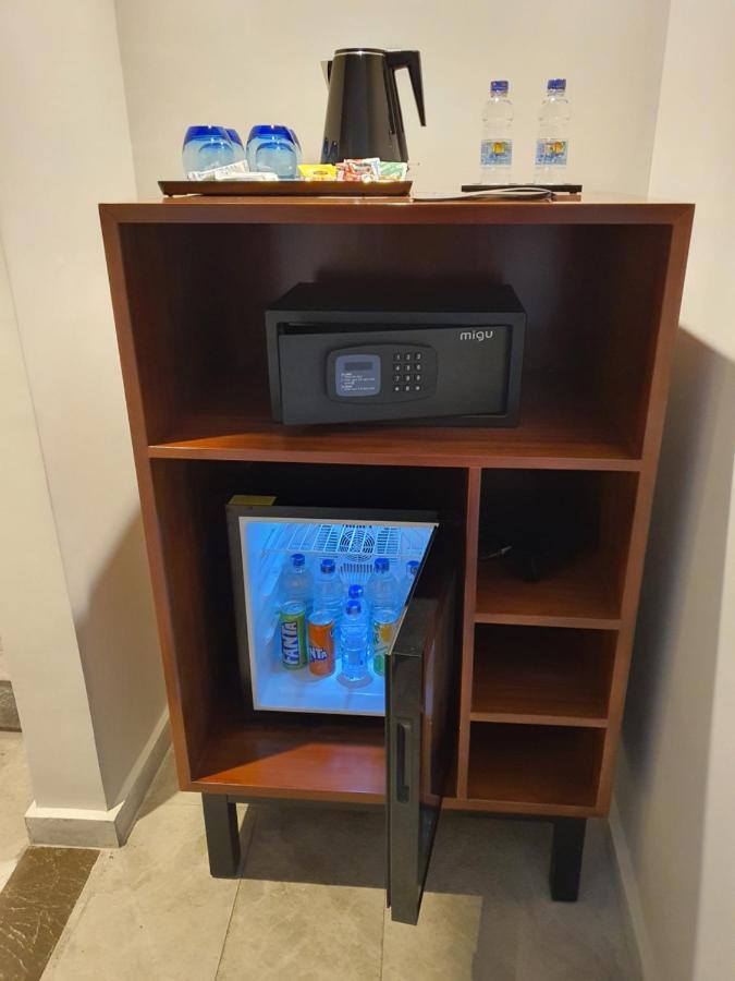 Fleet Club Mahrousa Aleksandria Zewnętrze zdjęcie A mini-refrigerator in a hotel room