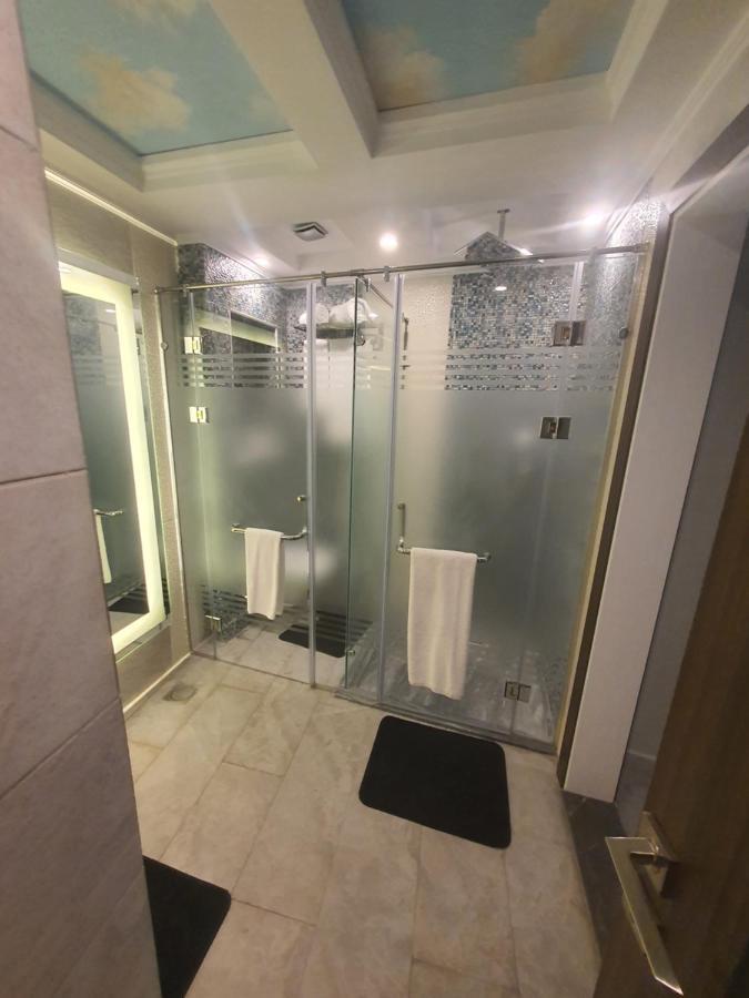 Fleet Club Mahrousa Aleksandria Zewnętrze zdjęcie A shower with a sliding door