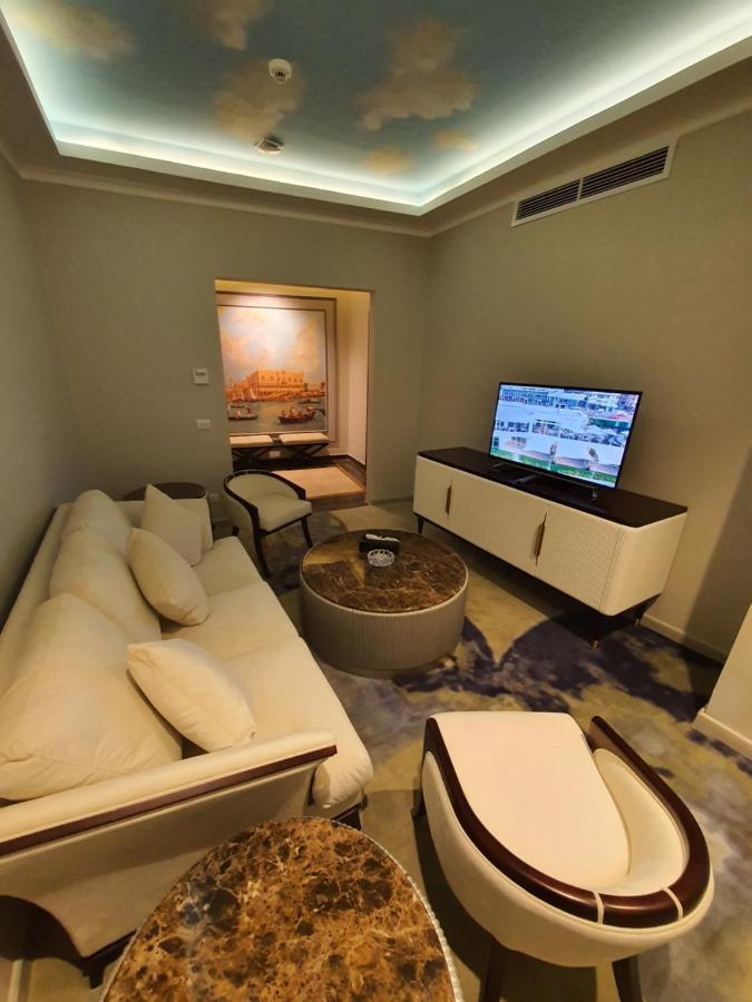 Fleet Club Mahrousa Aleksandria Zewnętrze zdjęcie A living room in a suite at the hotel