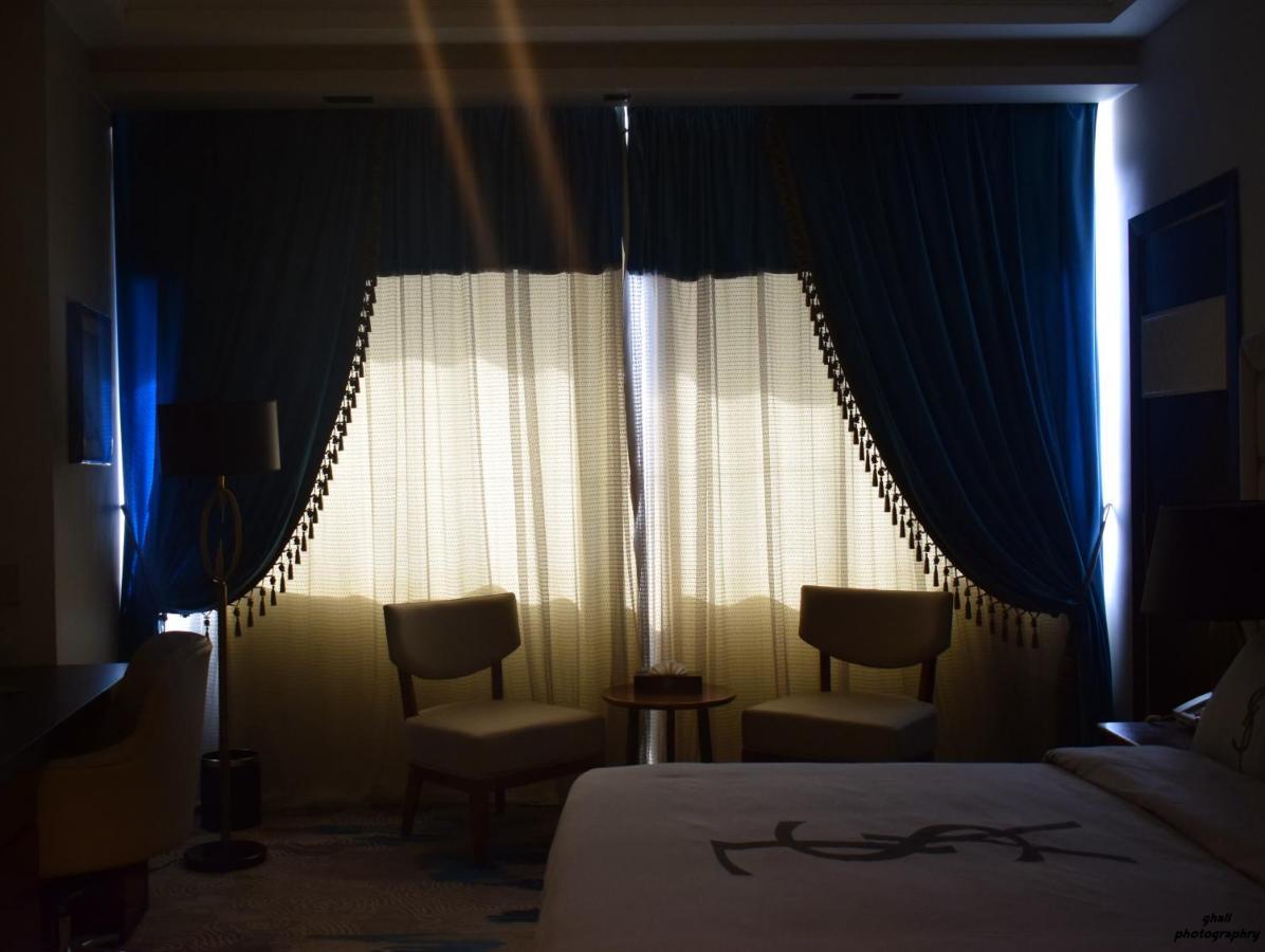 Fleet Club Mahrousa Aleksandria Zewnętrze zdjęcie Curtains in a bedroom