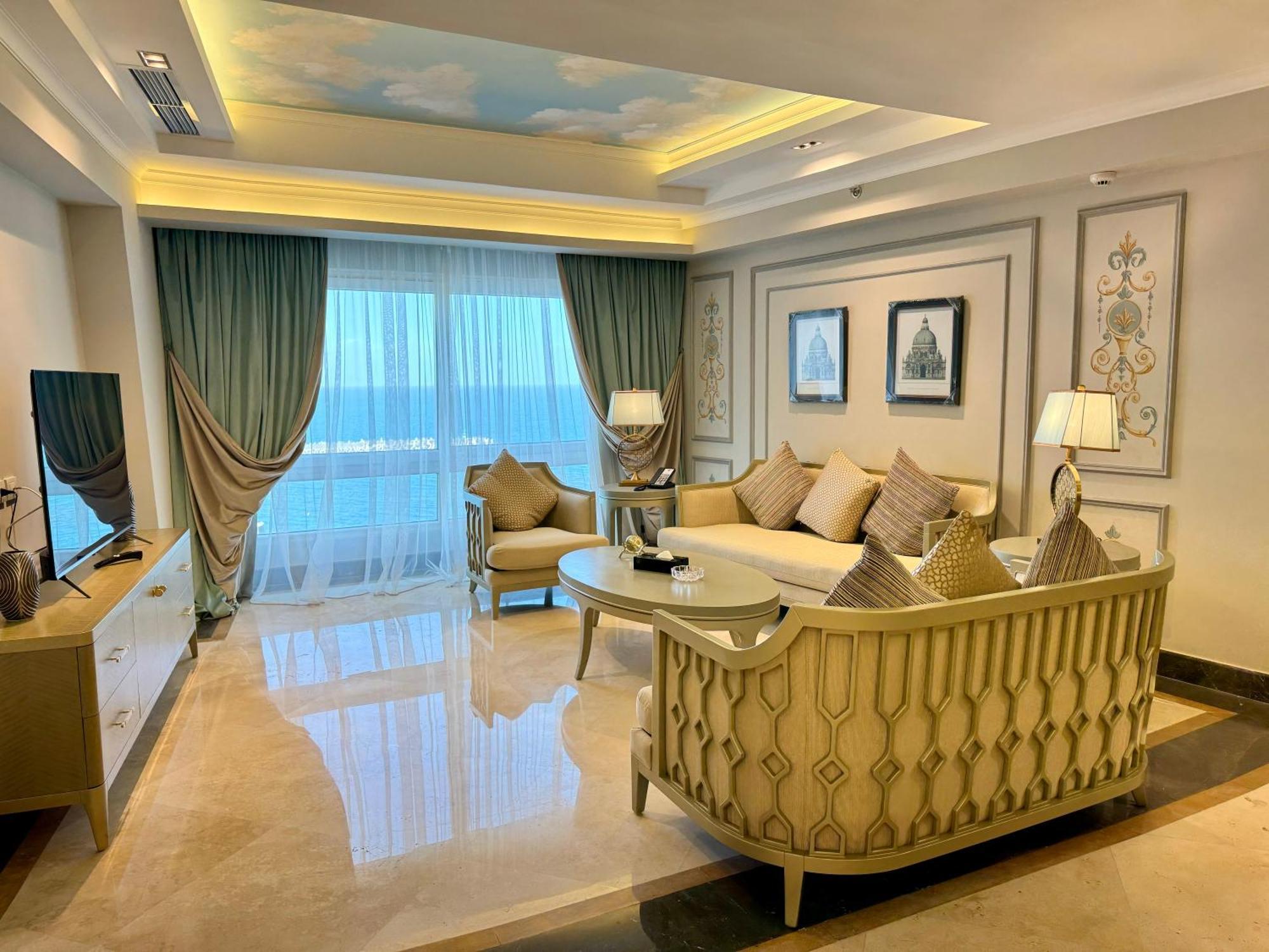 Fleet Club Mahrousa Aleksandria Zewnętrze zdjęcie Living room of a suite at the hotel