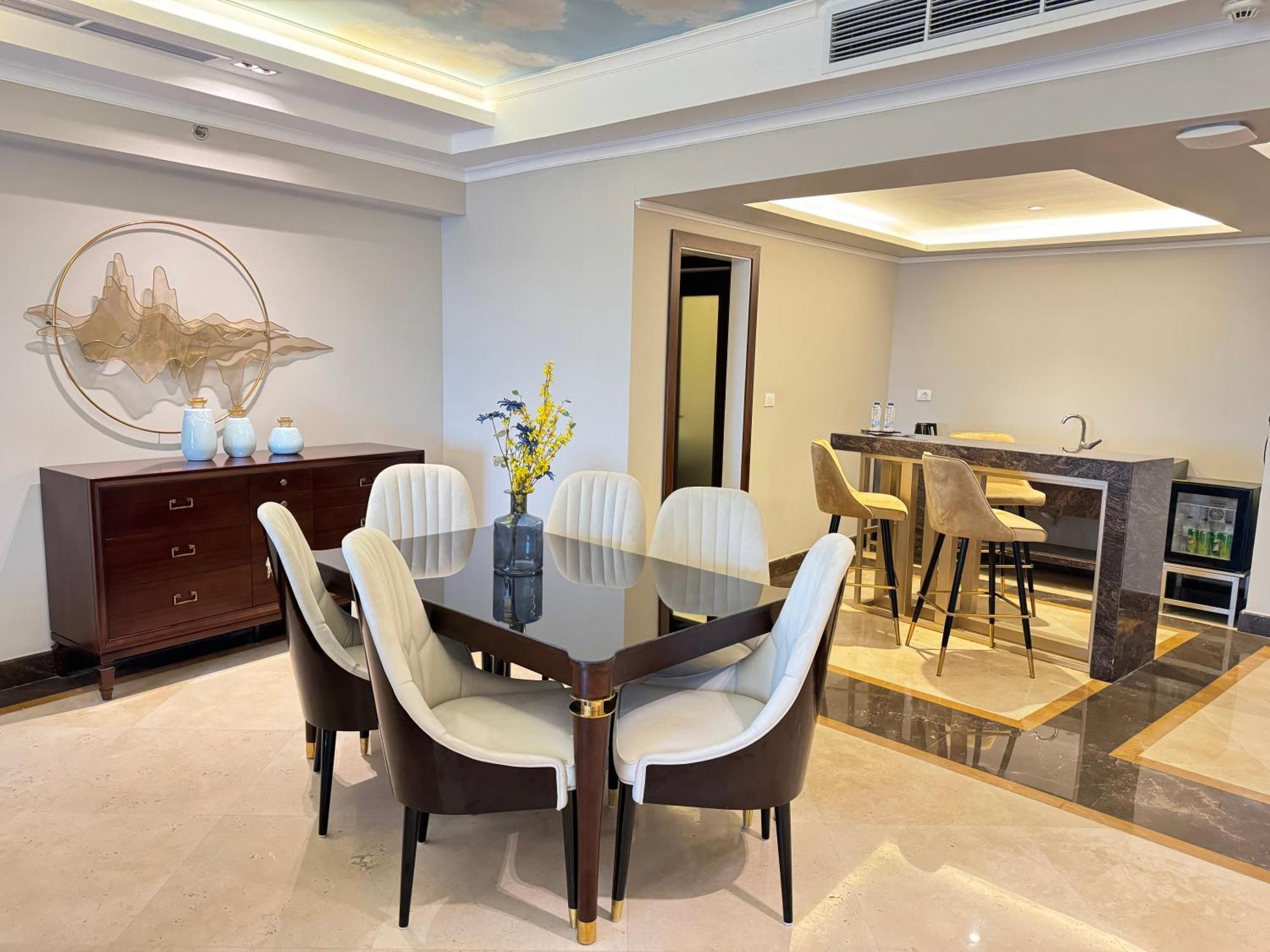 Fleet Club Mahrousa Aleksandria Zewnętrze zdjęcie A dining room in a luxury apartment